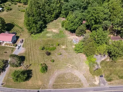 7250 Dennis Rd, Walnut Cove, NC 27052