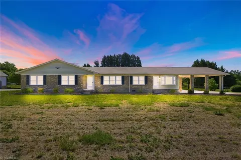 3402 Edgefield Rd, Greensboro, NC 27409