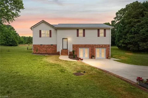 1833 Helmstetler Rd, Lexington, NC 27295
