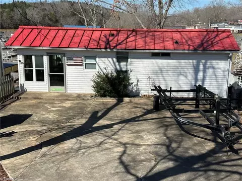 117 Badin Lake Cir, New London, NC 28127