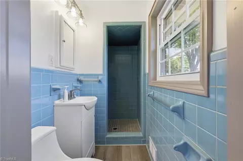 Bath - 954 Parsonsville Rd, Purlear, NC 28665 photo 3 of 3