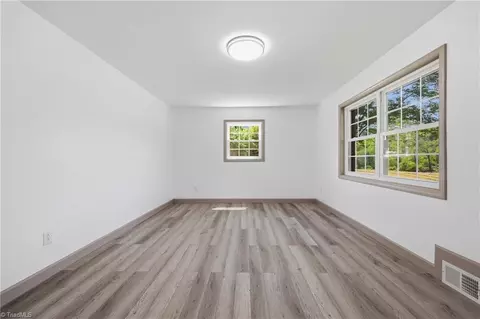 Bedroom - 954 Parsonsville Rd, Purlear, NC 28665 photo 4 of 6