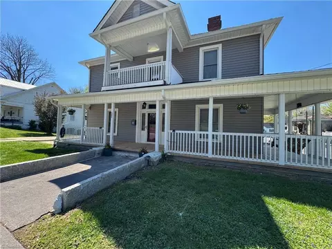 502 Spring St, Mount Airy, NC 27030