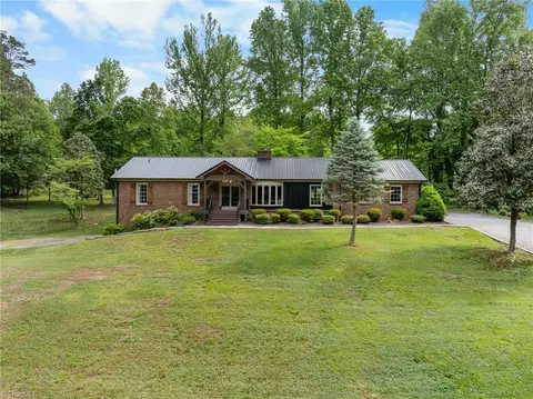 140 Twin Brook Dr, Clemmons, NC 27012
