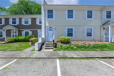 5735 Bramblegate Rd #E, Greensboro, NC 27409