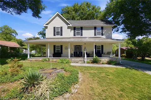 206 3rd Ave, Taylorsville, NC 28681