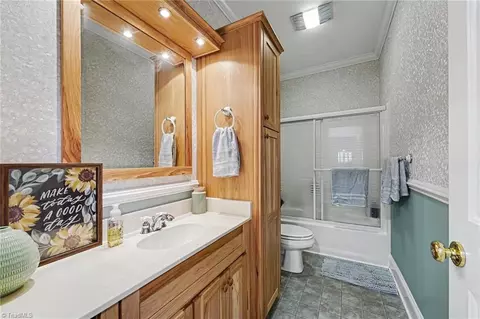 Bath - 225 Devonway St, Eden, NC 27288 photo 2 of 3