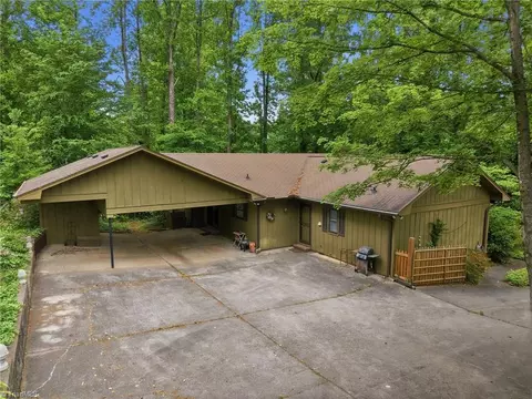 1021 Benjamin Pkwy, Greensboro, NC 27408