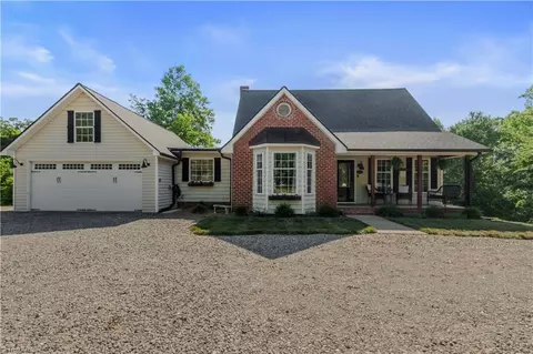 1125 Briarwood Dr, Walnut Cove, NC 27052