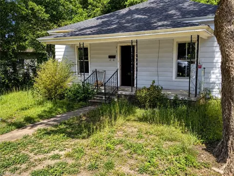 911 Tulloch St, Eden, NC 27288