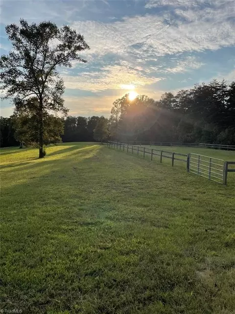 1984 Horseshoe Rd, Westfield, NC 27053
