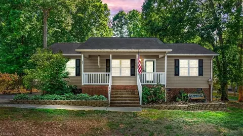 255 Mustang Dr, Thomasville, NC 27360