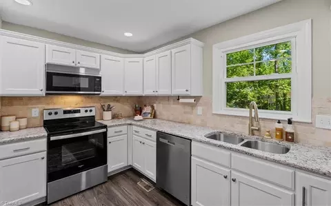 Kitchen - 109 Brookleigh Ct, Trinity, NC 27370 photo 3 of 4