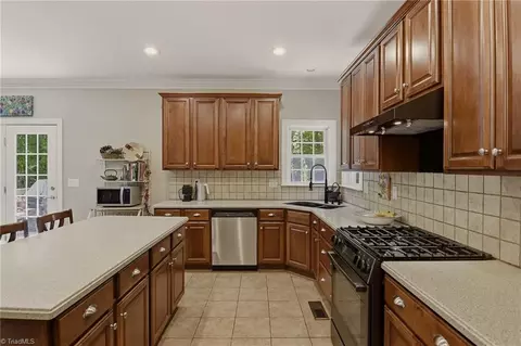 Kitchen - 3420 Tanglebrook Trl, Clemmons, NC 27012 photo 3 of 5