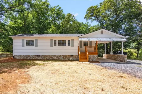 902 Breeze Hill Rd, Asheboro, NC 27203
