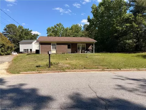 504 Lynn Dr, Thomasville, NC 27360