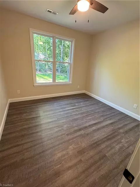 530 Oakwood Cir, Lexington, NC 27295