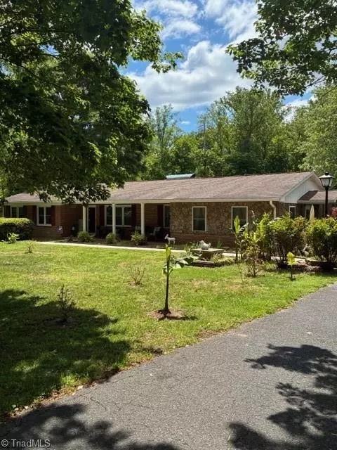 2285 Locust Grove Rd, Mount Airy, NC 27030