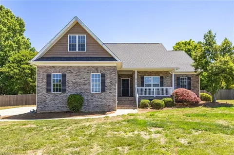 8108 Middleland Dr, Browns Summit, NC 27214