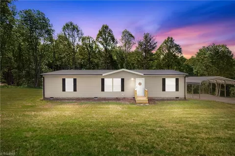 251 Center Ln, Thurmond, NC 28683