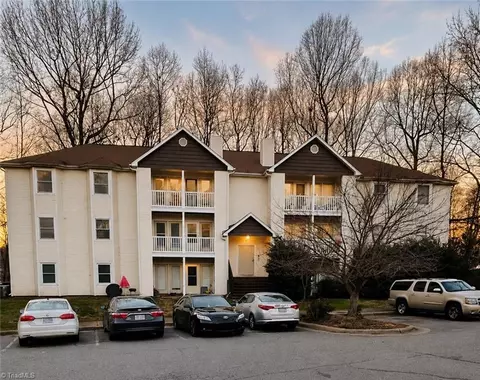 2330 Vandalia Rd W, Greensboro, NC 27407