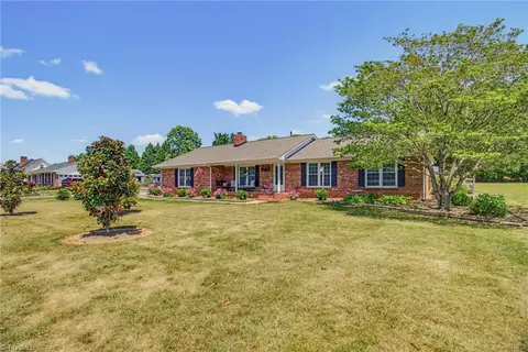 633 Nottinghill Dr, Winston Salem, NC 27107