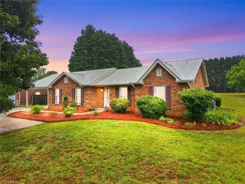 5200 Robin Ln, Randleman, NC 27317