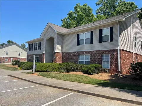 1920 Crest Hollow Dr, Winston Salem, NC 27127