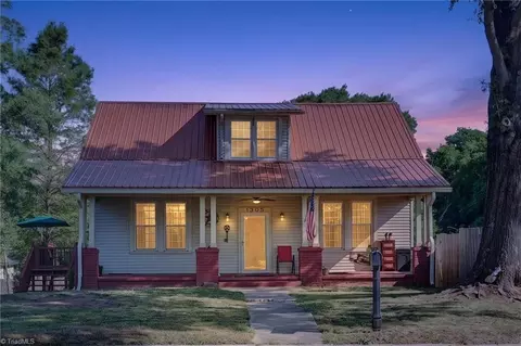 1305 Meadow Rd E, Eden, NC 27288