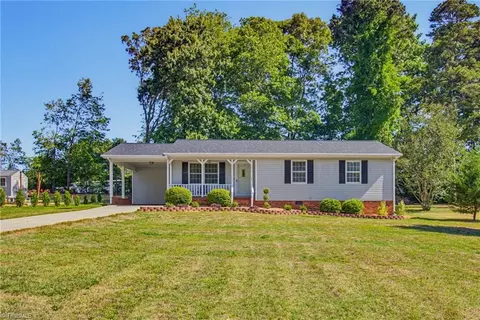 304 Oakwood Cir, Lexington, NC 27295