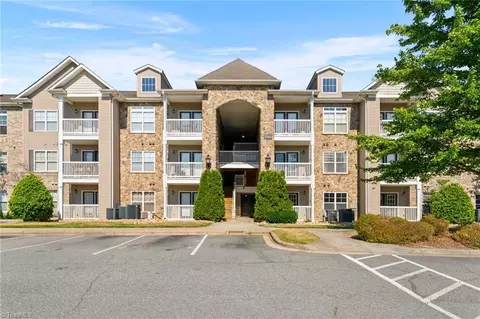 7100 Friendly Ave W #105, Greensboro, NC 27410