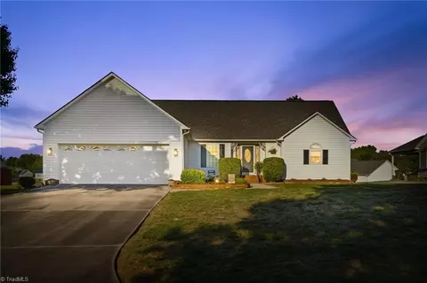101 Erin Ln, Thomasville, NC 27360