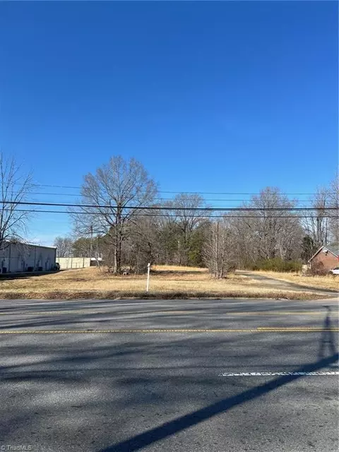 313 Meadow Rd E, Eden, NC 27288