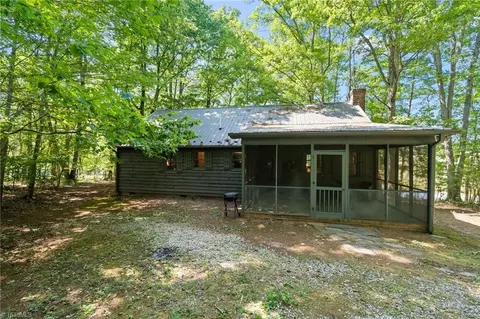 3607 Nc Highway 268, Pilot Mountain, NC 27041 | 32 Photos - Movoto
