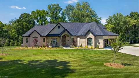 7955 Valleyview Dr, Clemmons, NC 27012