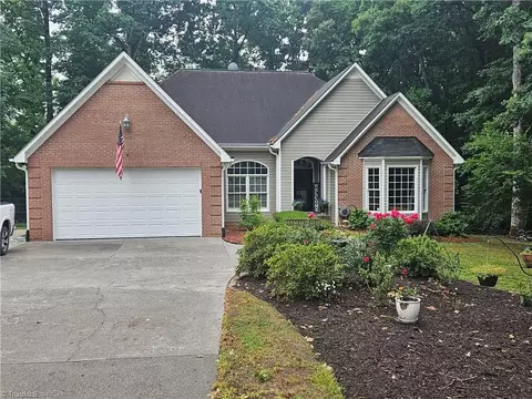 121 Roxbury Ct, Advance, NC 27006