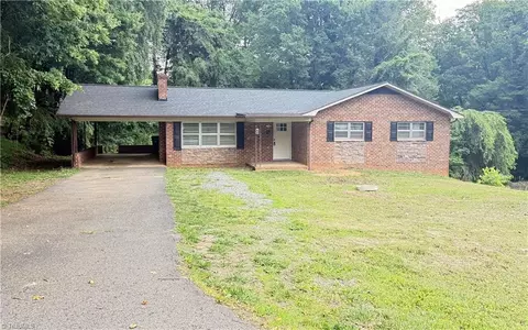 134 Carolina Ave, Mount Airy, NC 27030