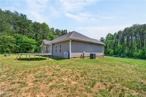 Exterior - 552 Tom Hunter Rd, Pilot Mountain, NC 27041 photo 4 of 5