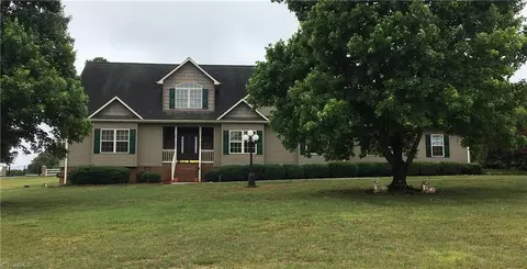 2034 Waterford Pointe Rd, Lexington, NC 27292