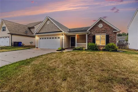1915 Longburn Dr, Kernersville, NC 27284
