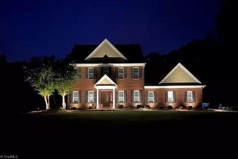 129 Walnut Ave, Yadkinville, NC 27055
