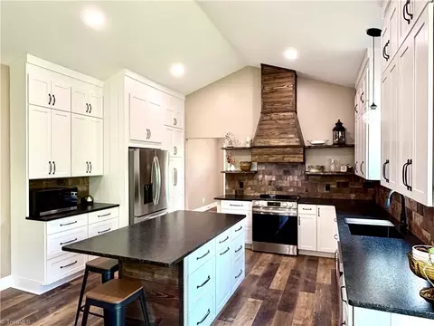 Kitchen - 128 Arrowood Ln, Harmony, NC 28634 photo 4 of 9