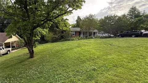 163 Florida Ave, Mount Airy, NC 27030