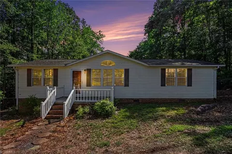 194 Pinehaven Dr, New London, NC 28127