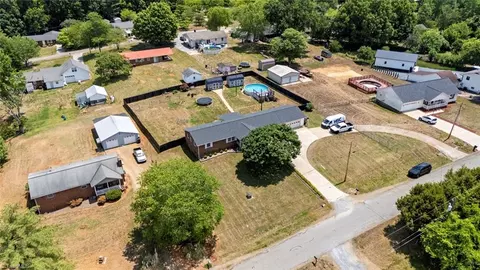 4010 Hillcrest Ct, Sophia, NC 27350