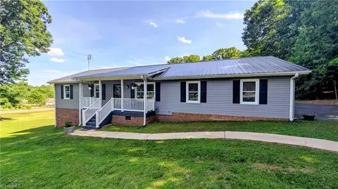 2474 Woodridge Dr, Asheboro, NC 27205