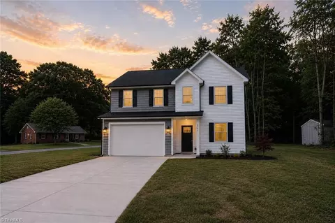 4147 NE 2nd St, Hickory, NC 28601