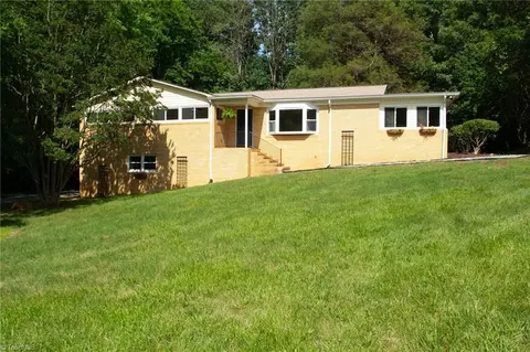 3245 Springside Dr, Clemmons, NC 27012