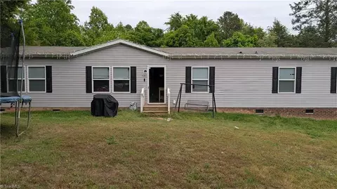 121 Sweetbriar Rd, Thomasville, NC 27360