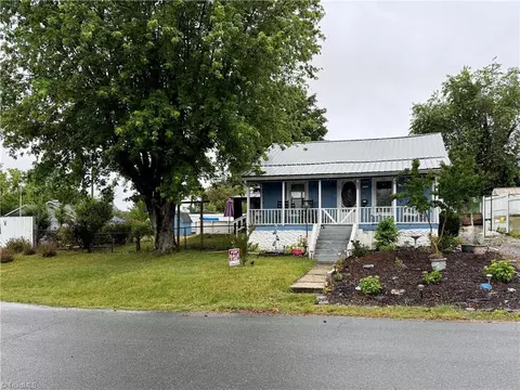 719 Maiden Ln, Mount Airy, NC 27030